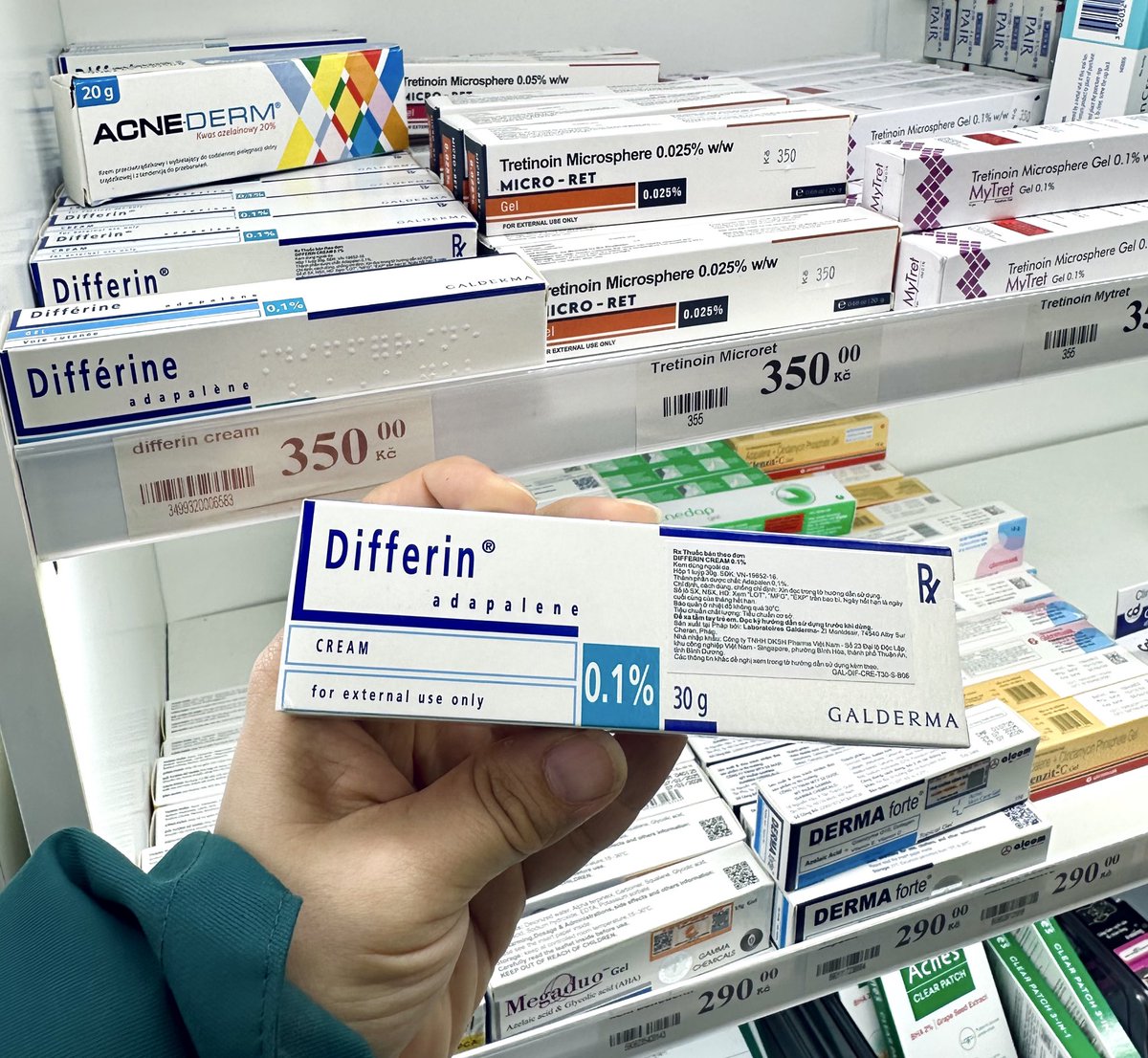 Спонтанно обследовали Сапу и в одном магазине наткнулась на кучу разных ретиноидов, которые по идее без рецепта в Чехии вообще не купить.

Нашлось 5-6 видов третиноина, адепален и т.д. Часть выглядят как препараты для импорта в Азию, а часть не понятно оригинальная или нет.