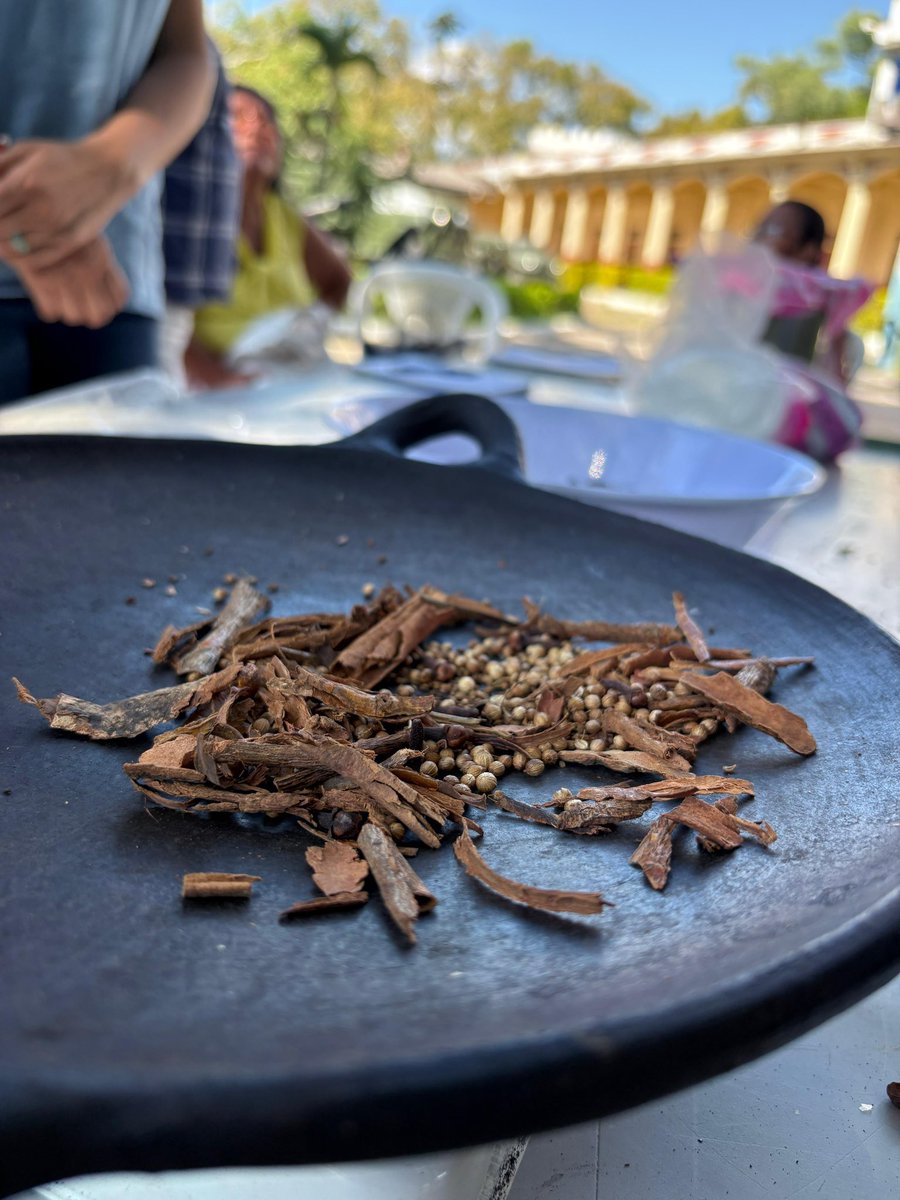 museomilitaresa's tweet image. ☕🇸🇻 Este día damos inicio a nuestras actividades en el Museo Militar junto a amigos emprendedores, quienes nos acompañan con la elaboración de café artesanal, resaltando el talento y esfuerzo salvadoreño.
¡Les esperamos! ✨

#MuseoMilitar  #CaféArtesanal #HistoriaYTradición