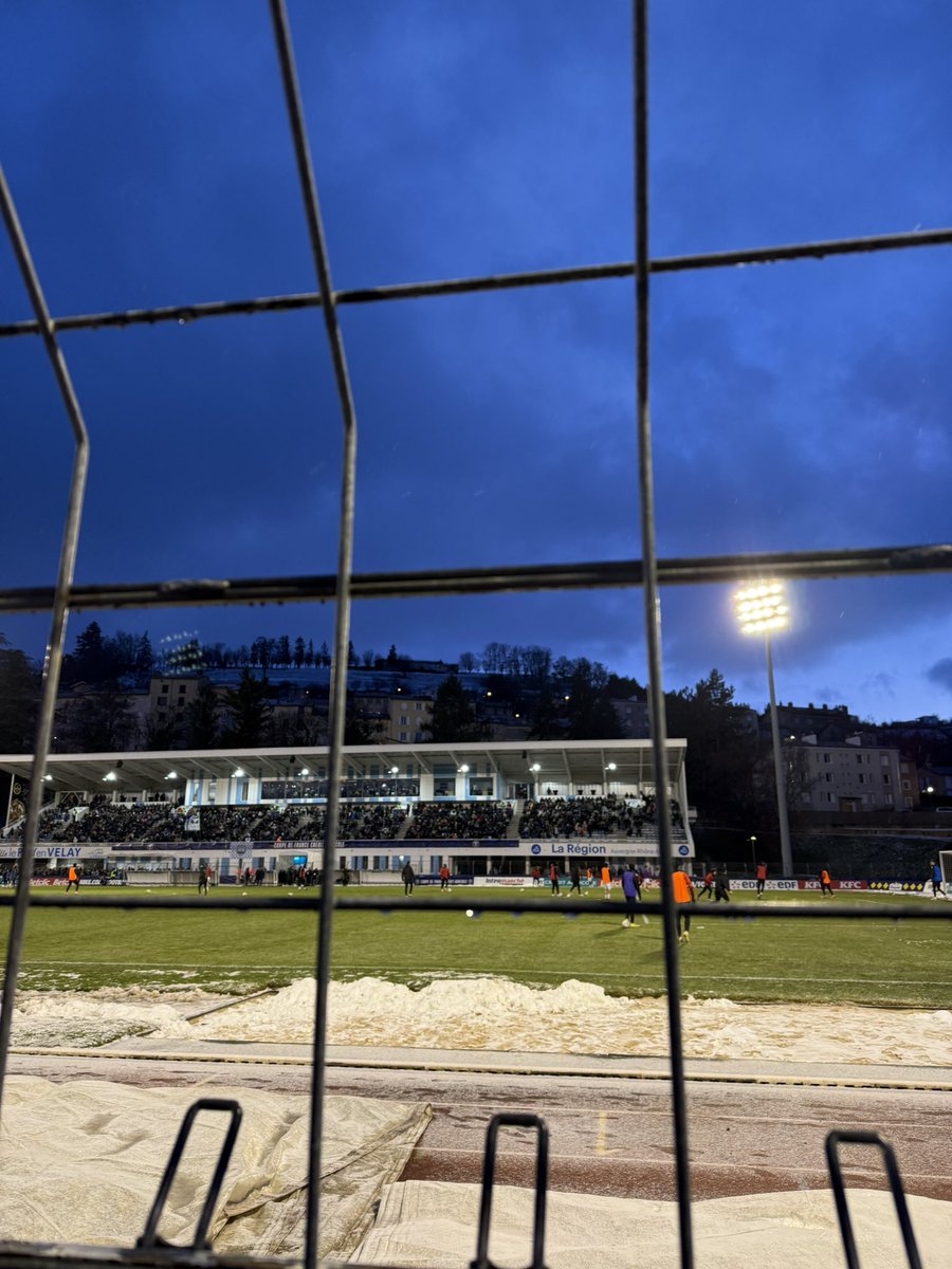 Stade Massot, bonsoir !

(Fait froid et y’a des grilles…)

#LPF43SDR #TeamSDR