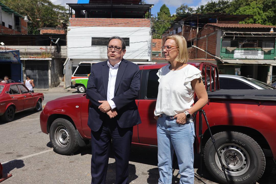 EdmundoGU's tweet image. Hace 48 horas se anunció la liberación de presos políticos. Hoy la realidad es otra.

No se ha alcanzado ni siquiera el 1 % de las excarcelaciones anunciadas.
Mientras tanto las familias siguen esperando. Sin información clara. Sin listas. Sin certezas.

Mi hija ha estado…