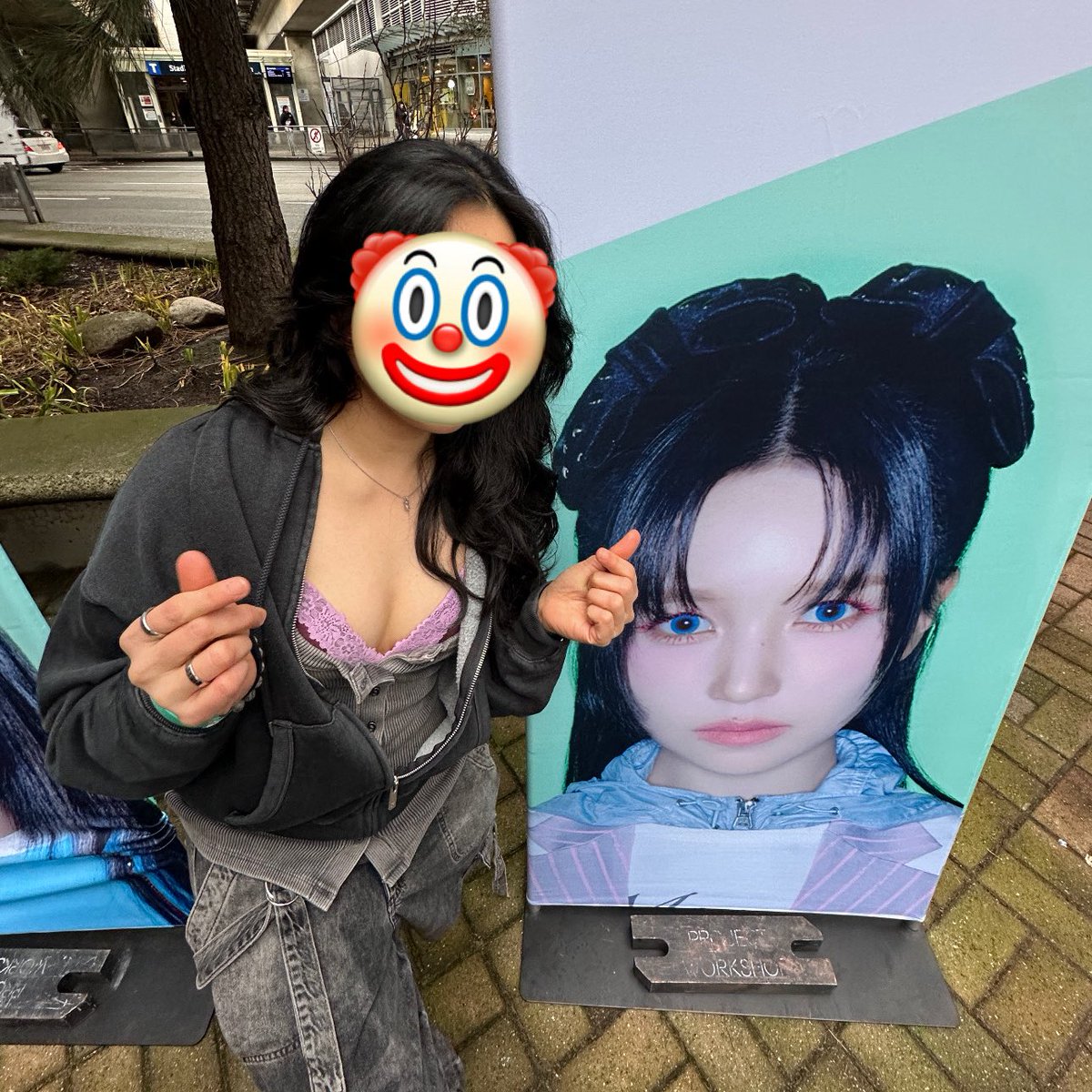 mia_sr_my's tweet photo. Guys i just wore it like thissss so basically i just pulled down the henley when TZUYU was near ROFLLLLLL https://t.co/5YH7zm6kRw