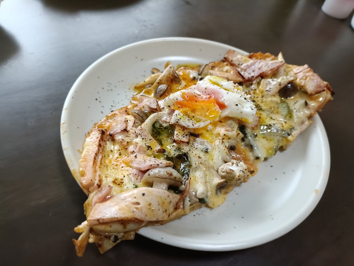 gmailcom1116810's tweet photo. 餃子の皮ピザパート2

今回のピザソースはケチャップ、マヨ、オリーブオイル🫒、適当なハーブ

具材は余り野菜、シメジ、ベーコン、大量チーズ

仕上げにオリーブオイル🫒、黒胡椒、半熟卵でビスマルク風‼️

パートナー評価★★★★★
お店に出せるレベル https://t.co/A33AZWrorY