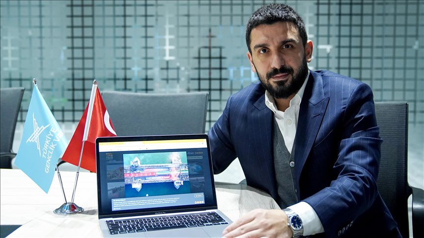 Bir fotoğraf, binlerce kelimenin anlatamadığı o kutlu duruşu tarihe nakşeder.

<a href="/anadoluajansi/">Anadolu Ajansı</a>'nın oylamasında; 1 Ocak sabahı Galata Köprüsü'nde on binlerce yürekle gerçekleştirdiğimiz o büyük yürüyüşün fotoğrafına oyumuzu verdik.

Zulme karşı yükselen sesin bir parçası olan tüm