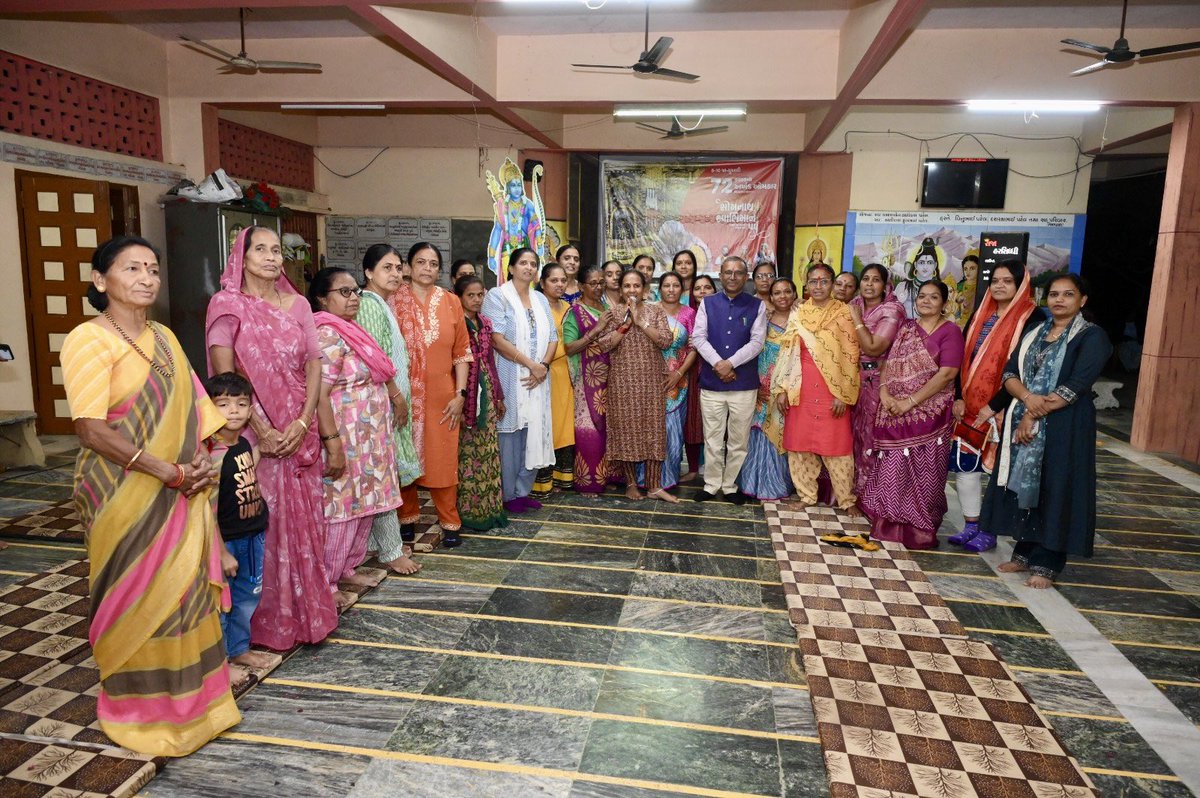 આદરણીય પ્રધાનમંત્રી શ્રી નરેન્દ્રભાઈ મોદી સાહેબની પ્રેરણાથી ઉજવાઈ રહેલા સોમનાથ સ્વાભિમાન પર્વ અંતર્ગત બોરસદ મહાકાલેશ્વર મહાદેવ મંદિરે આયોજિત ૭૨ કલાકના અખંડ ઓમકાર જાપ અભિયાનમાં સહભાગી બની,ભગવાન ભોળાનાથના પાવન દર્શન અને આરતી કરી સૌની સુખાકારી, સમૃદ્ધિ અને કલ્યાણ માટે પ્રાર્થના કરી.