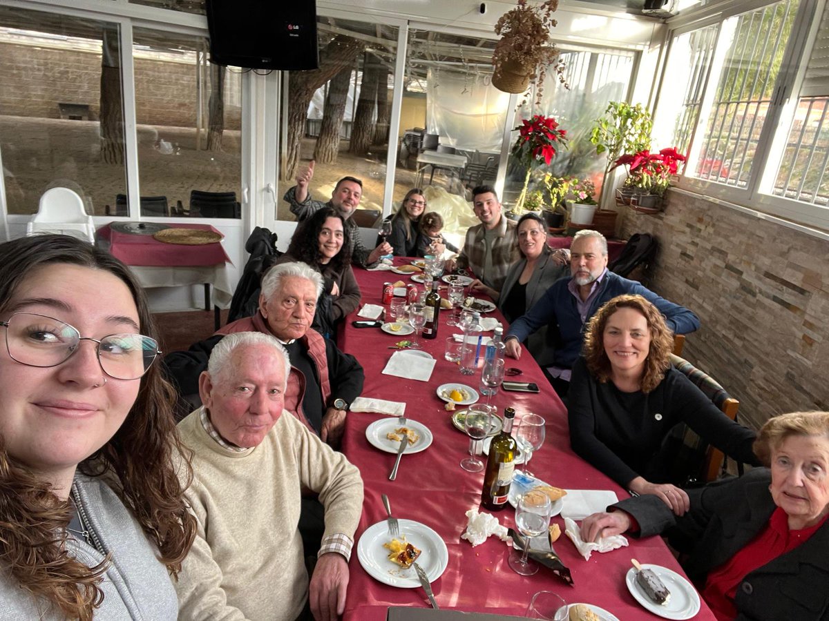 charo136's tweet photo. Un año más celebramos tu cumpleaños rodeado de la familia. 
Cuatro generaciones agradeciendo estos regalos que nos ofrece la vida.
Feliz y afortuna por tener a mi alrededor personas que siempre suman. Te quiero mucho papá 💕 https://t.co/SYijWROzun