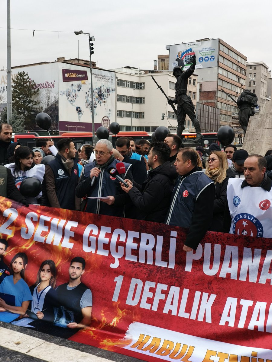 turksagliksengm's tweet photo. Atama bekleyen sağlık çalışanlarımız için bugün Sağlıkçı Birliği’nin Ulus’ta gerçekleştirdiği basın açıklamasına katılarak taleplerine destek verdik. 

Genel Başkan Yardımcılarımız Mücahit Gökhan Şahin ve Kemal Kazak, Ankara şube başkanlarımız ve şube başkan yardımcılarımız katıldığı ve atama bekleyen genç sağlık çalışanlarının balon uçurup, diploma yırttığı açıklamada Genel Başkan Yardımcımız Mücahit Gökhan Şahin’de bir konuşma yaptı. 
Konuşmasına “Türk Sağlık-Sen olarak sizlerin bu haklı taleplerinize destek olmak için buradayız.” diyerek başlayan Şahin Türk Sağlık-Sen olarak Sağlıkta iş yükünün azaltılması, personel eksikliğinin giderilerek OECD ortalamalarının yakalanarak ülkemizin bu anlamda uluslararası standartlara ulaşması gerektiğini düşünüyor ve yıllardır bu tüm platformlarda dile getiriyoruz. Biz ümidimiz olan gelecek nesillerimizin bu feryatlarının dinmesini istiyoruz.  2026 yılında 2024 KPSS ile hemen alım yapılmasını bekliyoruz. Yılın son dönemine kalmasını kesinlikle kabul etmiyoruz. ” dedi.  
Türk Sağlık-Sen atama bekleyenlerin platformlarını kurduğu 2013 yılından bugüne yanlarında yer almıştır. İlk günden itibaren onların her çabasına destek veren tek sendika olmuştur. 
Dün olduğu gibi bugünde, yarında her zaman ve şartta yanlarında olmaya devam edeceğiz.
#SağlıkçıAtamaİçinUlusta