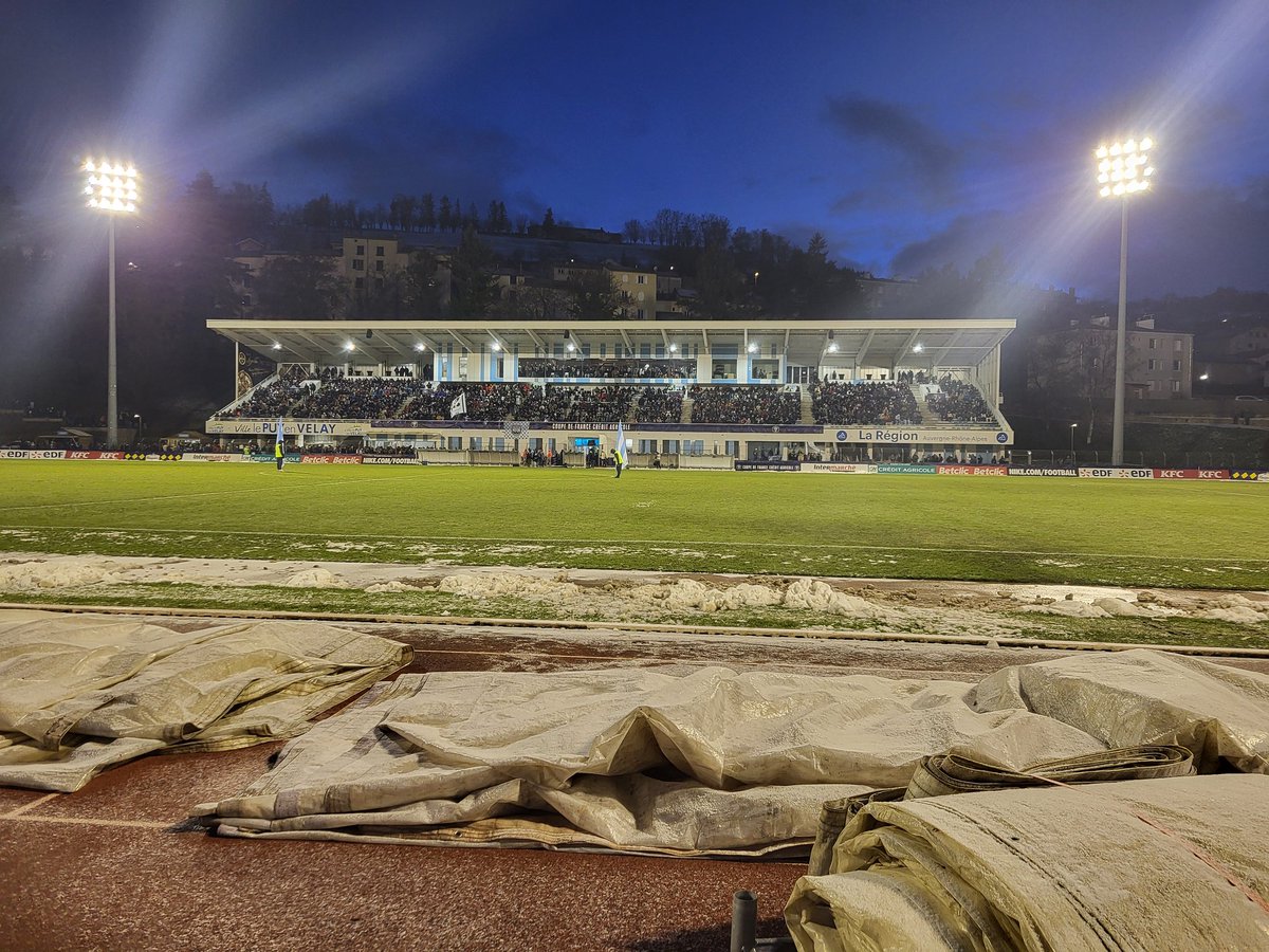 GroupementOff's tweet image. Même sous le froid, la neige... Allez Reims ! ❤️🤍❄️