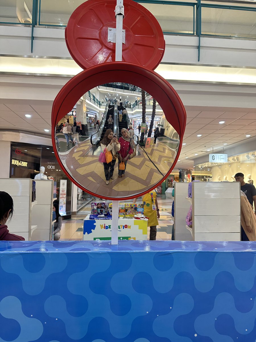 elsndpd's tweet image. Tadi aku abis ikut acara ultah hehe lucu dikasih bingkisan juga..