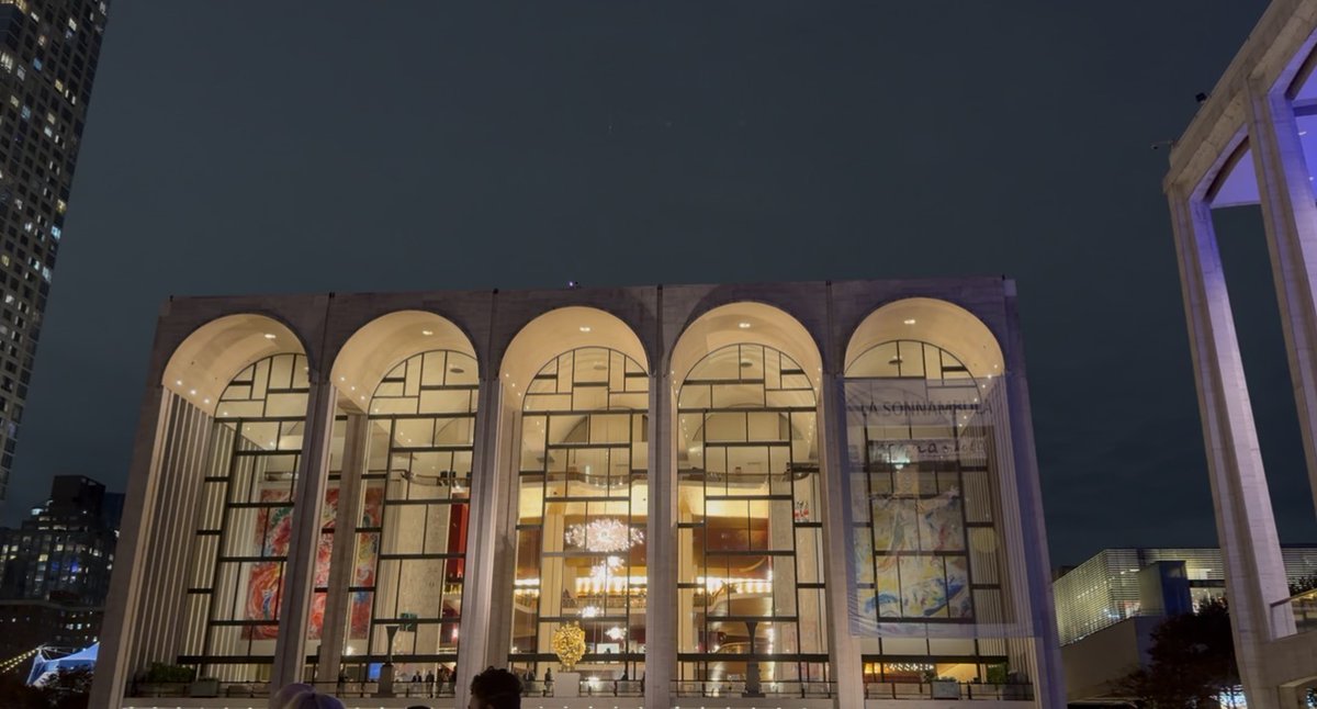 Monbelma's tweet image. 🔔生きてます！！🐕
へへ、めっちゃSNS忘れてましたw
お詫びに最近の写真をどうぞ！

ニューヨークのオペラ会場と東京のレコードカフェ！