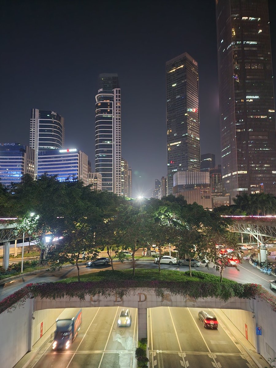 У меня сейчас первая в жизни командировка. В Китай. Охуеть, конечно. Интересно. Красиво. Классно. Вкусно. Пьяно. Но иногда нужно еще и работать.