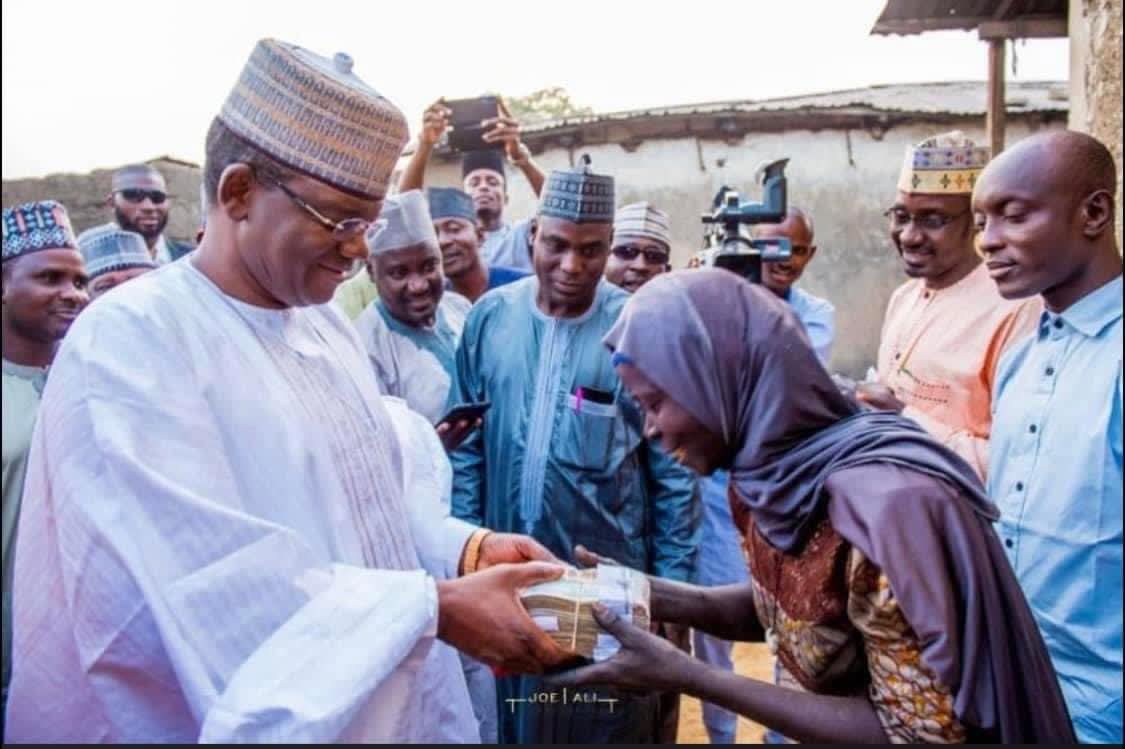 AutanGovernors's tweet photo. Masha Allah Matawalle is philanthropist. 

He always gives this kind of love to others ❤️
@Bellomatawalle1 https://t.co/AH1Sgo4Mjv