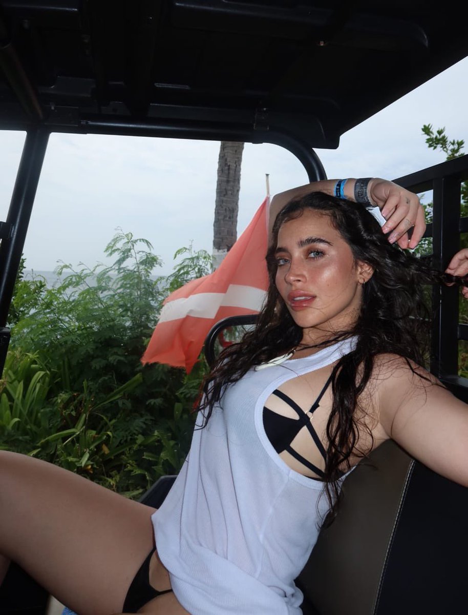 runariasokuu's tweet image. Pargi, su familia denunció que estaba desaparecida, y resultó que estaba en Colombia. Tiene un novio paramilitar de las FARC