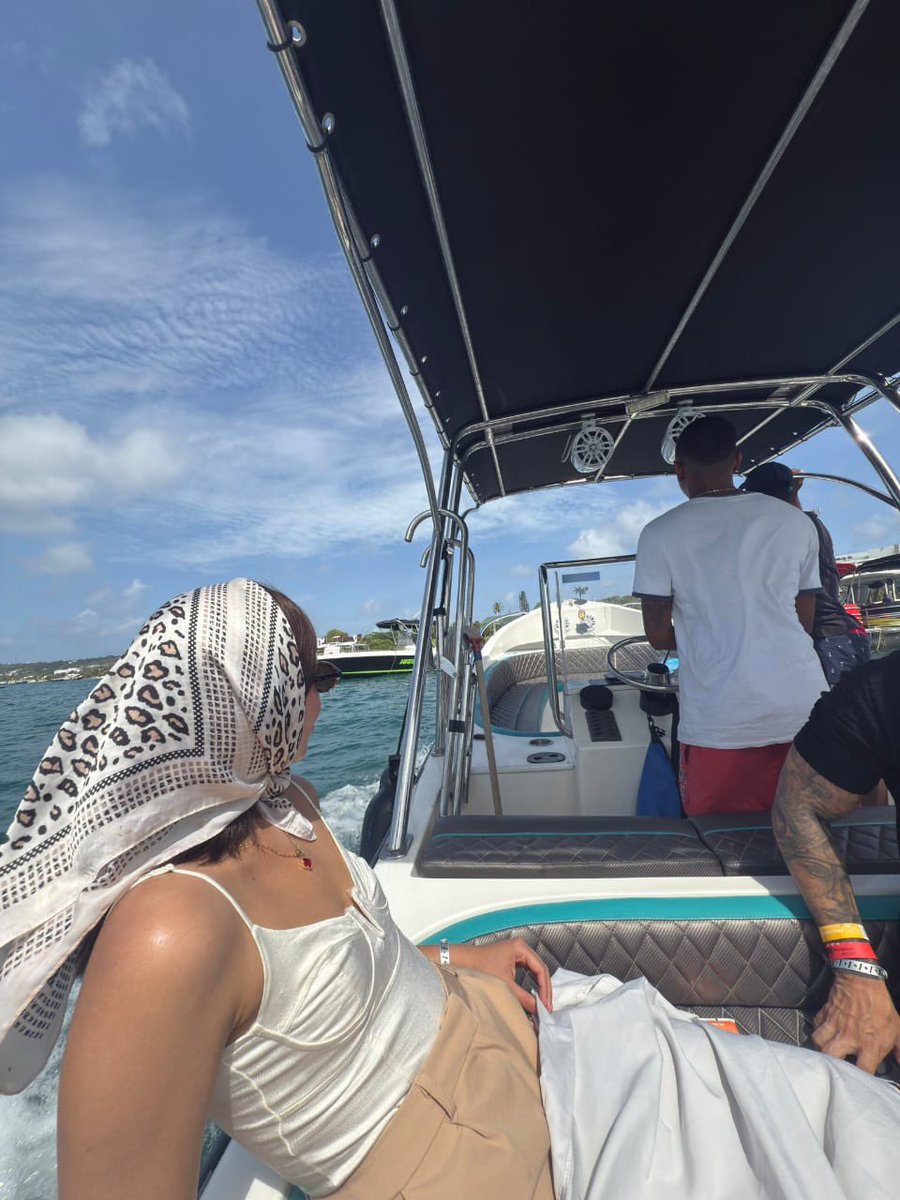 runariasokuu's tweet image. Pargi, su familia denunció que estaba desaparecida, y resultó que estaba en Colombia. Tiene un novio paramilitar de las FARC