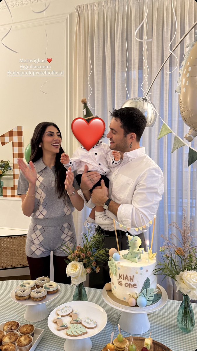 _itschiaram's tweet photo. Già 1 anno di questa bellissima famiglia x3🤍🎂🥺 https://t.co/VthYehF8uy