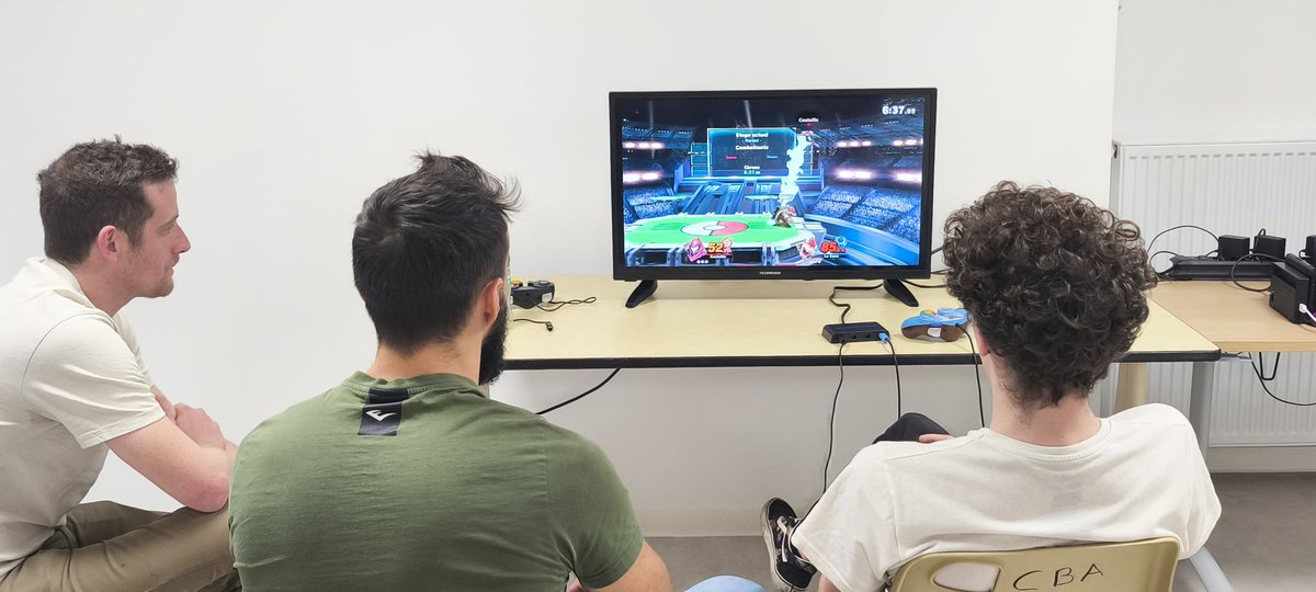 NIIDFR's tweet photo. Clash Smash Bros #4 ✅
La League NIIDFR continue 👊

🏆 Top 4 :
🥇 Coatoxic
🥈 Koji
🥉 Snify
4️⃣ Propice

Du jeu, du sel, des photos 📸
(et toujours des gens qui jurent que “c’était gagné”)

@SmashAtLyon @MeleeLyon

#SmashBros #SmashLyon #LocalSmash #FGC #LeagueNIIDFR https://t.co/zY2qmqsE9y