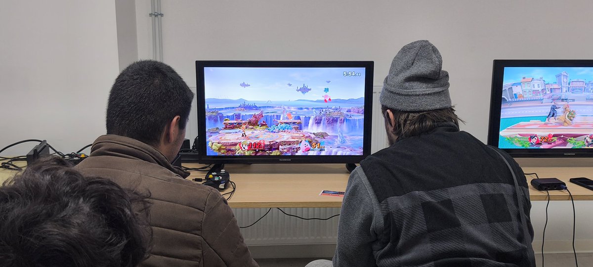 NIIDFR's tweet photo. Clash Smash Bros #4 ✅
La League NIIDFR continue 👊

🏆 Top 4 :
🥇 Coatoxic
🥈 Koji
🥉 Snify
4️⃣ Propice

Du jeu, du sel, des photos 📸
(et toujours des gens qui jurent que “c’était gagné”)

@SmashAtLyon @MeleeLyon

#SmashBros #SmashLyon #LocalSmash #FGC #LeagueNIIDFR https://t.co/zY2qmqsE9y