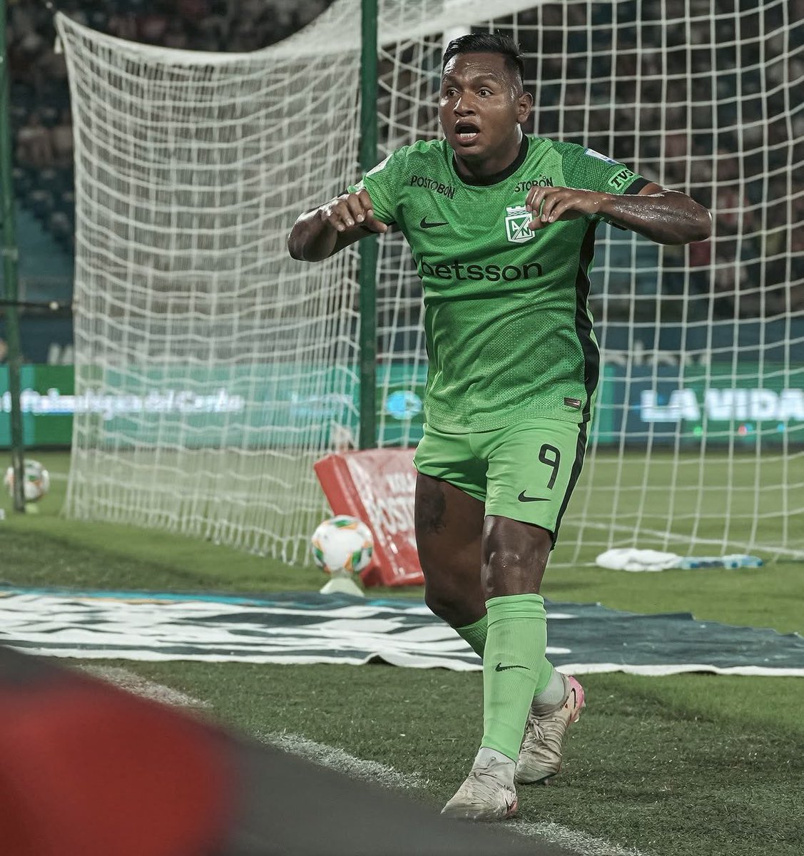 CLMerlo's tweet image. 🚨Alfredo Morelos tiene un acuerdo verbal para seguir en Atlético Nacional. 
*️⃣Los abogados ya trabajan en la redacción de los contratos. Una vez que esté todo listo, firmará por 3 años.