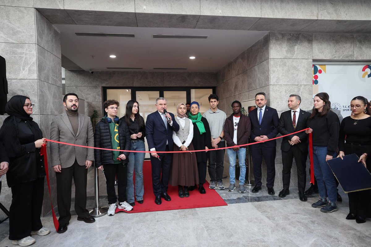 Gençliğin enerjisinin sanata dönüştüğü noktadayız.🎨🖼

Bakanımız Sn. <a href="/OA_BAK/">Dr. Osman Aşkın Bak</a> ile Genç Sanat Mekan’ın açılışını gerçekleştirdik.

Gençlerin üretmeye, paylaşmaya ve hayallerini büyütmeye devam ettiği bu yolculukta onların yanındayız.

📍Ataköy Uluslararası Gençlik Merkezi