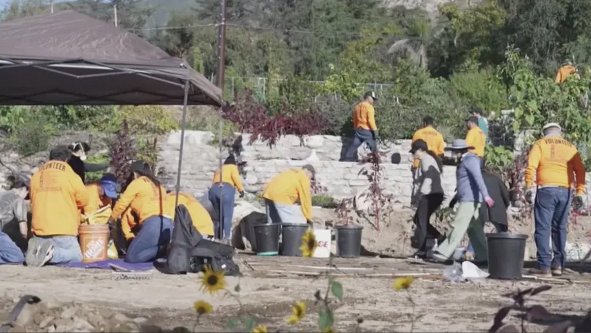 UniNoticias's tweet photo. ➡️ Jornaleros que ayudaron a labores de limpieza tras el incendio Eaton enfrentaron el asedio de ICE.

Informa: @RomiDeFrias

Los detalles 👉 https://t.co/QgFq2v5eJ0 https://t.co/LSfNVNp6nm