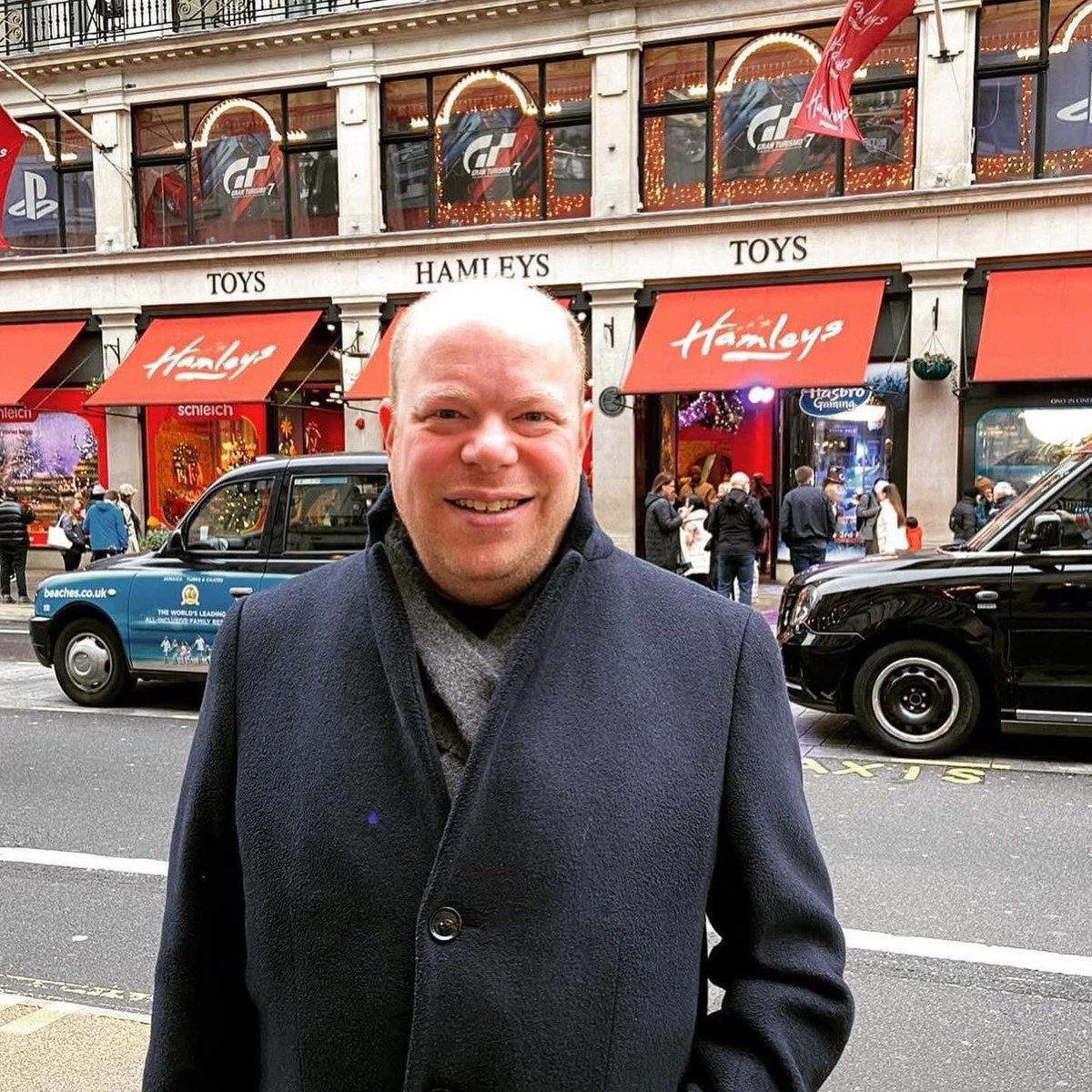 📸 #MrDanielMatthews on #RegentsStreet across the road from #Hamleys in #London