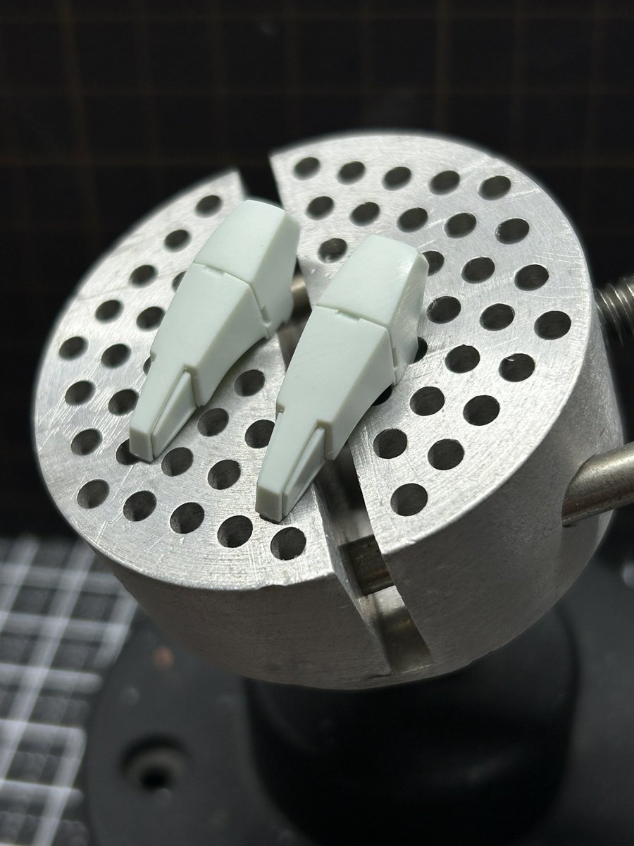 膝小僧の筋彫り追加〜

おやすみなさい🌙💤

#ガンプラ
#エントリーグレード
#プラモデルライフ