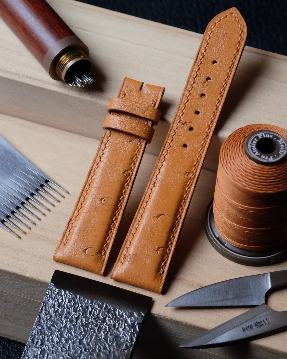 AtelierDecoster's tweet image. Bracelet de montre (bombé 4 à 2 mm) en autruche camel, fil caramel (S) et peinture des bords gold #atelierdecoster #decoster #artisan #handmade #handstiched #handmadeinbelgium #madeinbelgium #handmadewatchstrap #bespokewatchstrap #customwatchstrap #handmadeleatherwatchstrap