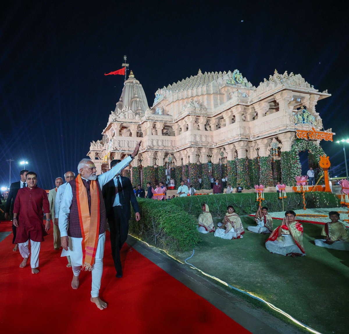 RuparelPrem's tweet photo. सोमनाथ स्वाभिमान पर्व के अवसर पर माननीय प्रधानमंत्री श्री @narendramodi जी ने प्रथम ज्योतिर्लिंग सोमनाथ महादेव के दर्शन किए।

जय सोमनाथ 🙏

#SomnathSwabhimanParv https://t.co/GVztcCSliL