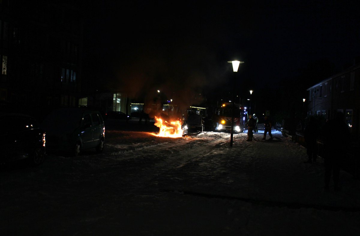 Geparkeerde auto in lichterlaaie in Leeuwarden