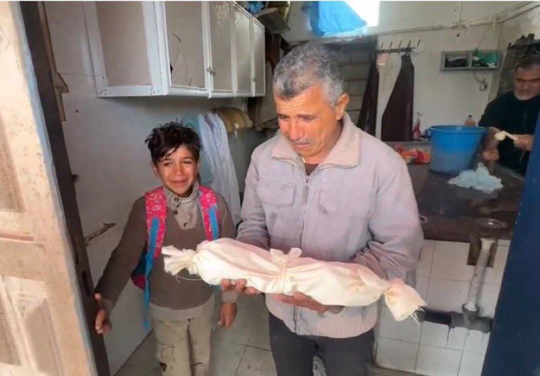 La muerte por frío del bebé de 7 días Mahmoud Al-Aqraa en Gaza, pone de relieve el colapso moral en el que nos encontramos. Estamos mirando hacia otro lado, mientras el gobierno de Israel obstaculiza la entrada de ayuda humanitaria para una población que carece de refugios