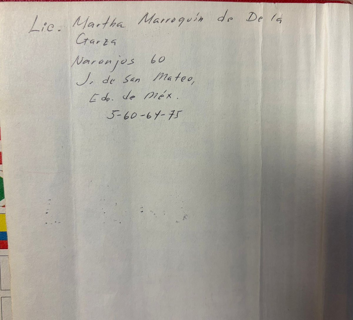 Ordenando los libros del despacho apareció un diccionario Larousse de 1984. Era de mi mamá. Con su letra, la dirección de la casa donde vivíamos. No es un objeto viejo: es la memoria de una mujer que, en los setenta, ya casada y con hijos, decidió estudiar una carrera cuando eso