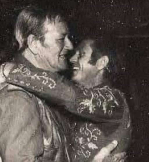 « Au printemps 1979, John Wayne était mourant.

Il avait 72 ans et luttait contre le cancer depuis plus de dix ans. Il vivait à la retraite à Newport Beach, en Californie. Il n'était plus le « Duc » imposant sur l'écran. J'étais faible, fatigué, et je savais que la fin était