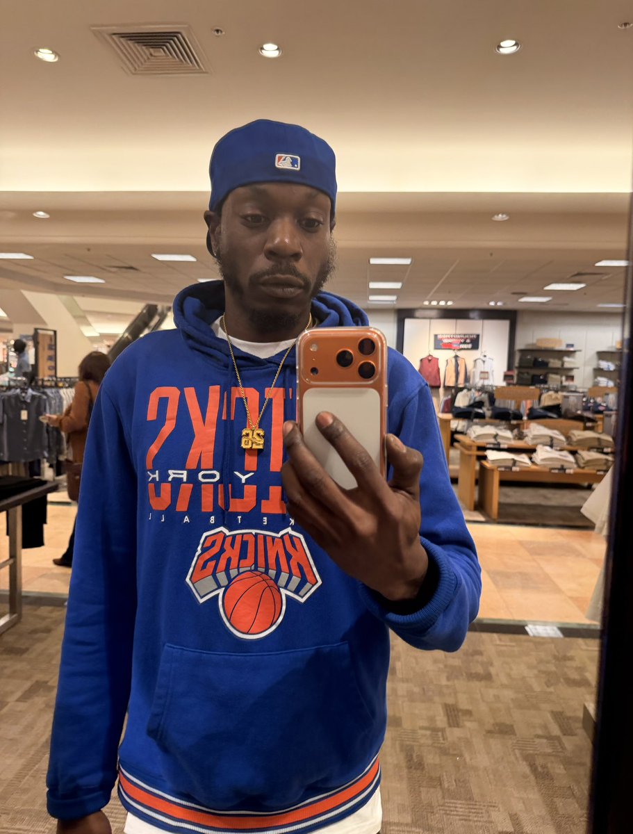 ProducerSpree's tweet photo. #Knicks vs #Suns photo dump from last night &amp; Wasn’t supposed to wear those pants to the game, was running late after a session &amp; was only smart enough to bring the jersey just in case &amp; not the whole fit 😔😅 almost just rep the hoodie all-day instead pt.1 https://t.co/SKIRwxBqiL