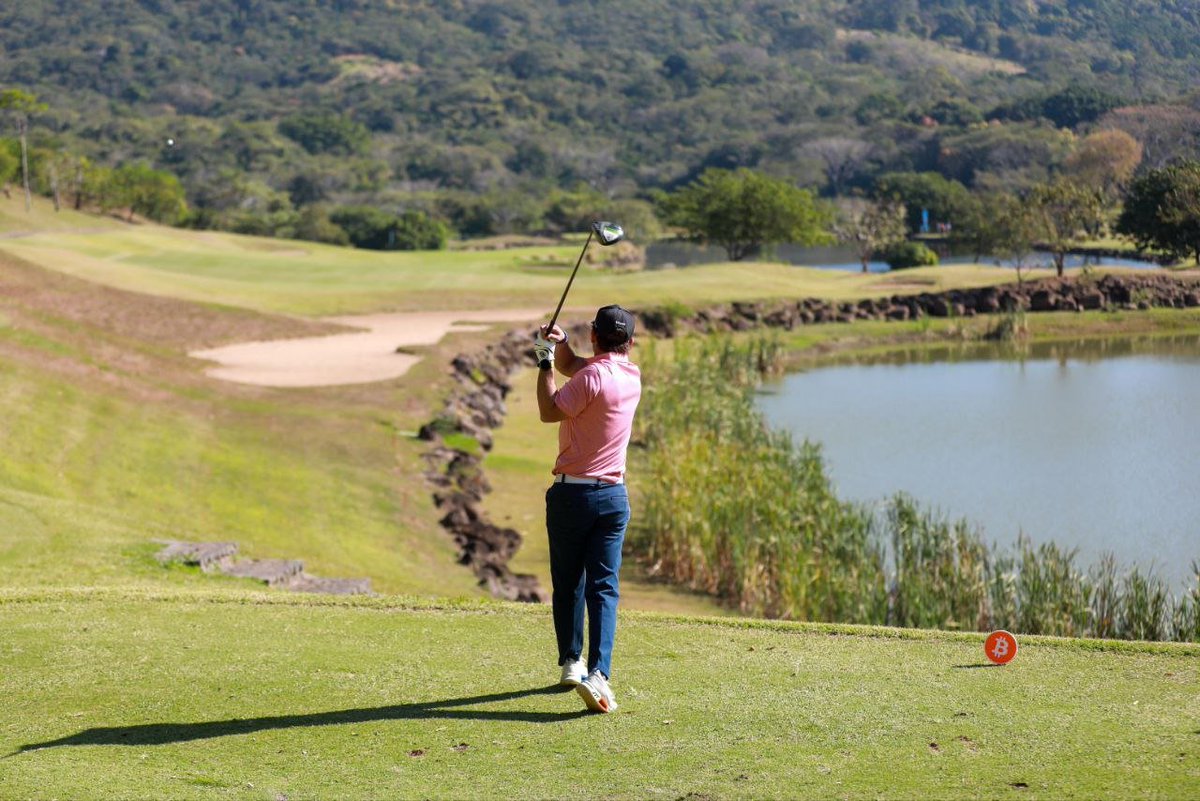 elsalvador's tweet image. #DeBitcoin| Así se desarrolla la segunda jornada del @MaxAndStacyGolf en El Encanto. Inversionistas internacionales participan de las actividades deportivas.  
Fotos: Diego García
