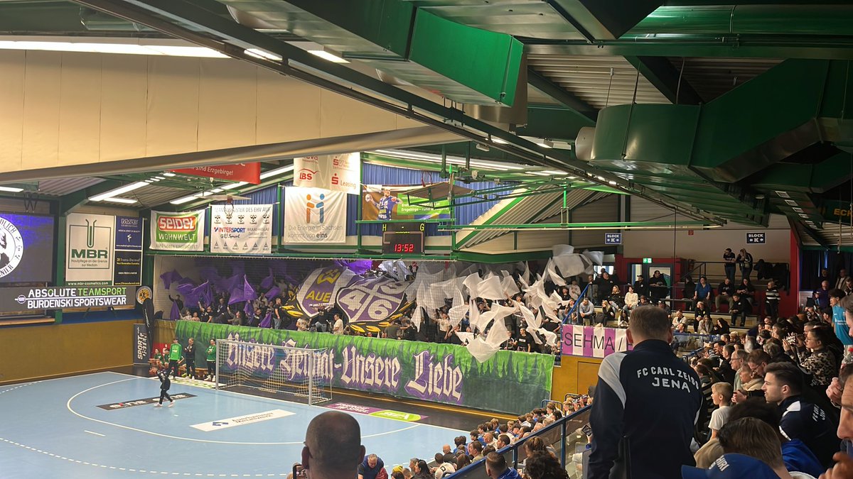 FasziFankurve's tweet image. Nachdem Fahnenverlust war die Szene von Erzgebirge Aue heute beim 3. Gerd Schädlich-Gedenkturnier das erste Mal wieder aktiv. 📸: Faszination Fankurve