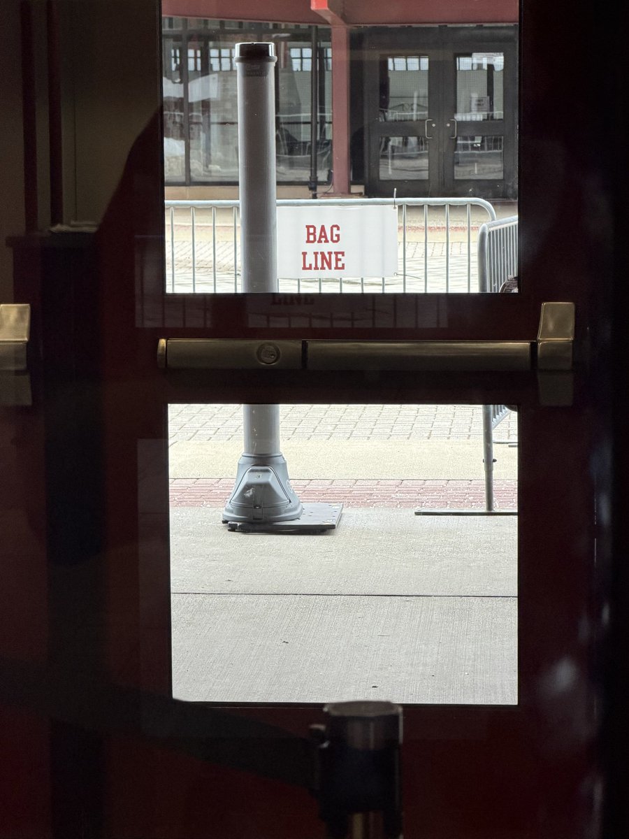 A nice 40 degree day today but it’s still #snowing Bamford finally did something right #DigitalBlackoutIran #bag #lines