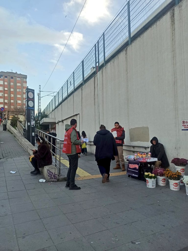 "Yurttaşız, haklarımızı alacağız!" manşetiyle çıkan Devrim Gazetesi'nin yeni sayısı ile Kartal'daydık.

Gazetemize ulaşmak için sosyal medya hesaplarımız veya il temsilciliğimiz üzerinden bizimle iletişime geçebilirsiniz.