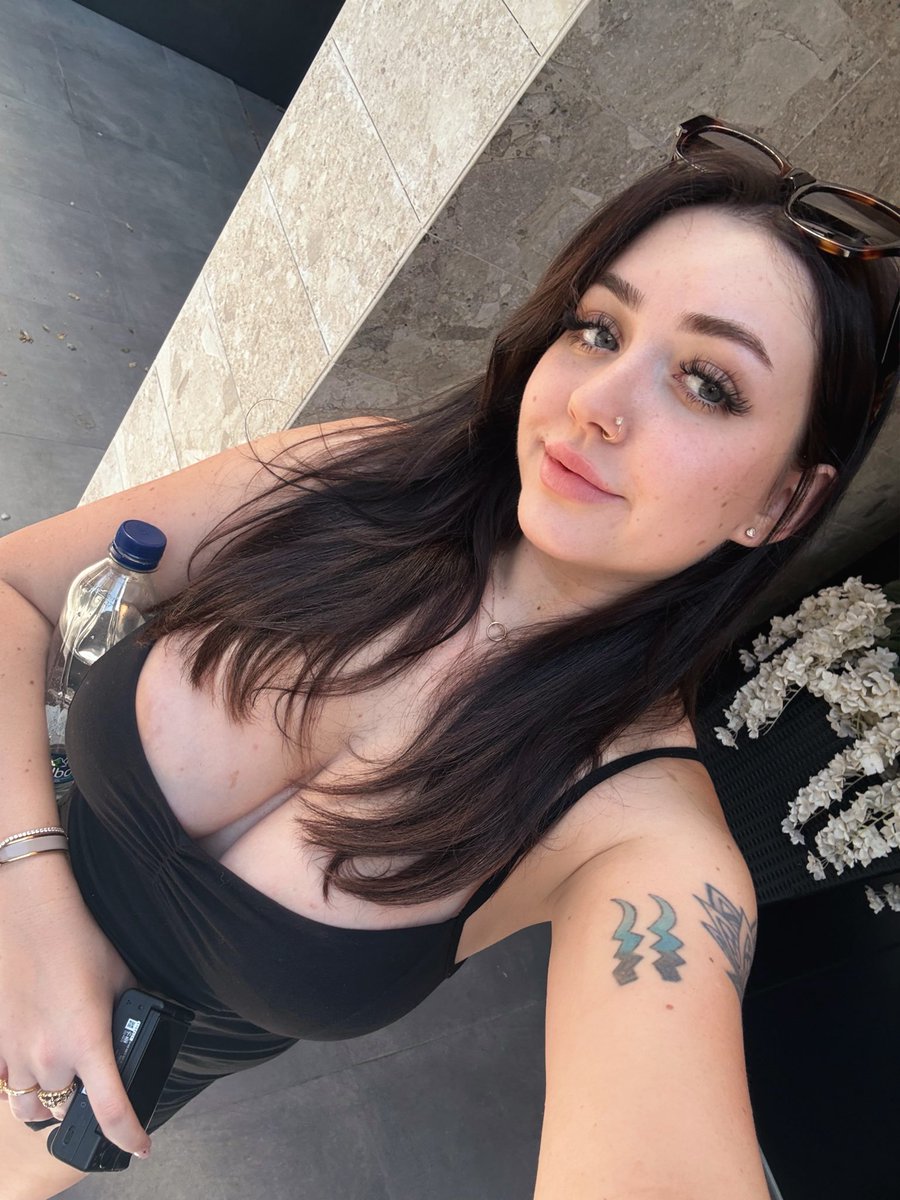 LydiaLoveSFW's tweet image. can a brunette girl get you to stop scrolling? 🤍