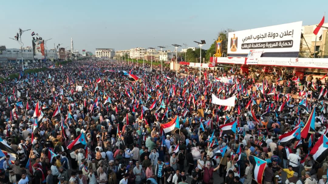 يرضى من رضي ويغضب من غضب
الجنوب خلف الرئيس عيدروس ولا ممثل لهم غيره 
من شارك في حوار رشاد العليمي فهو تمثيل شخصي فقط 
#شعب_الجنوب_يحسم_قراره
#اعتقال_وفد_الانتقالي_في_السعوديه 
#مليونية_الوفاء_والصمود 
#عيدروس_الزُبيدي 
#دولة_الجنوب_العربي 
#المجلس_الانتقالي_الجنوبي