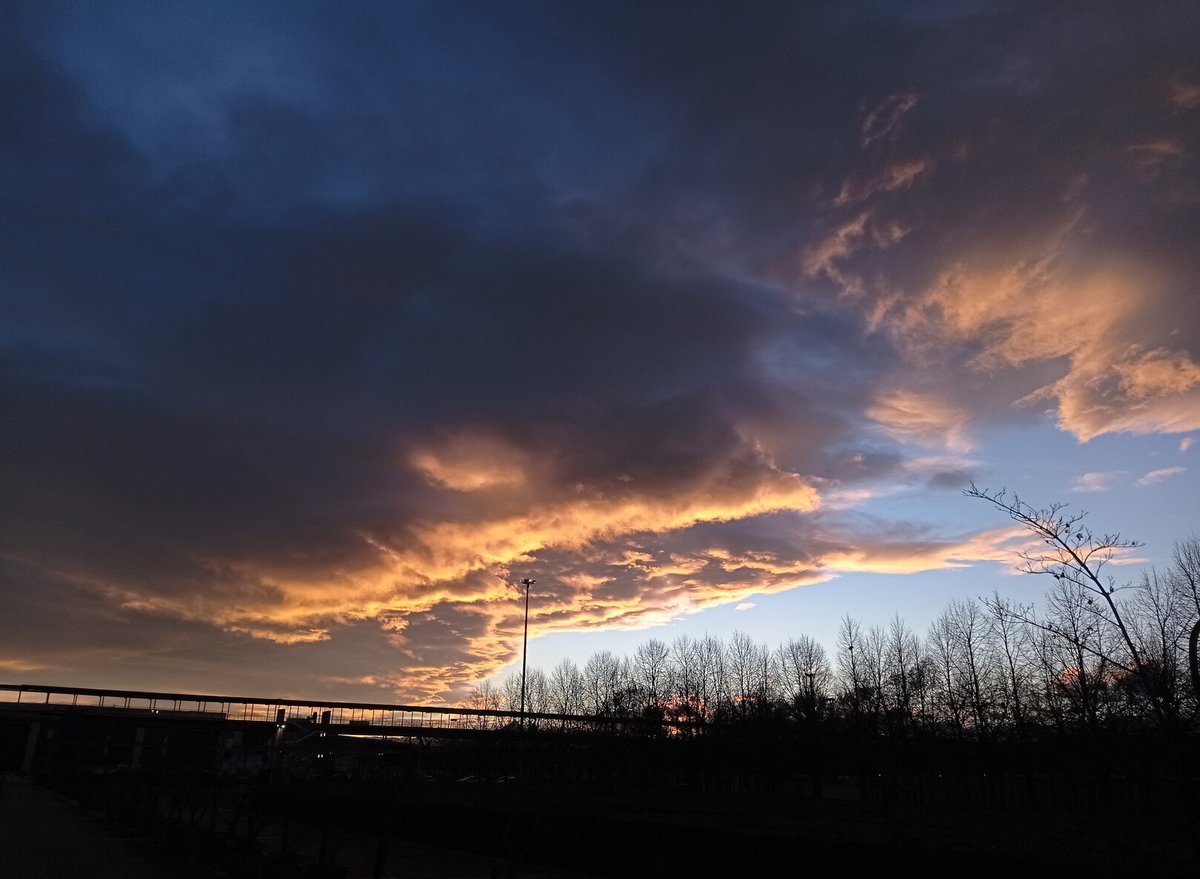 luca_bergamasco's tweet photo. Half a day at the spending center - when I got out, even the sky felt like celebrating! #SunsetSaturday #sunset #SaturdaySunset https://t.co/5WVeGLpmrW