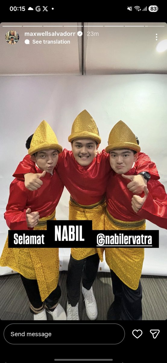 pecinta_mochi's tweet photo. Duhh trio tari piring ini, live bareng lagi dong pliss kangenn😭 #timsekop #yesanity
*btw salfok itu tulisan NABIL nya harus ya gede semua wkwkw https://t.co/D5yN1tklbK