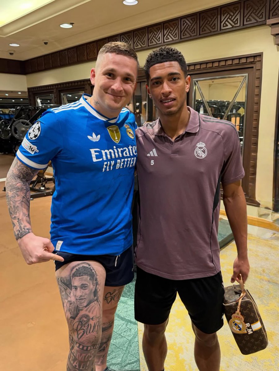 MadridXtra's tweet image. 🤍 Jude Bellingham with a fan who tattooed his face.