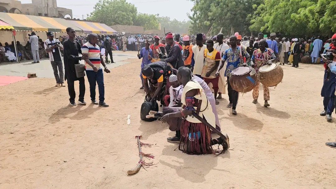 AhmadouAtafa's tweet photo. Niger : La première édition du Festival culturel du Dendi a été lancée samedi 10 janvier à Gaya (Dosso). Danses rituelles et pratiques traditionnelles ont mis en lumière le patrimoine et l’identité des communautés locales. #Culture #Dendi #Niger #Festival https://t.co/7VQOQMj36r