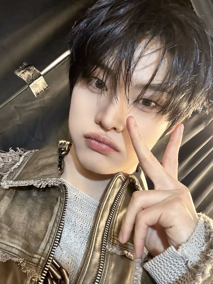 CYE_MEMBERS7's tweet photo. 클로저!! 오늘 골든디스크 어워즈 잘 봤어요??
클로저가 좋아했으면 하는 마음으로 열심히 준비한 무대였어요
클로저 덕분에 상도 받게 돼서 행복한 하루였습니다!
앞으로도 우리 오래오래 함께해요❣️

#전민욱 #JEONMINWOOK 
#CLOSEYOUREYES #클로즈유어아이즈
#CYE #클유아 https://t.co/7SuI2iqdRH