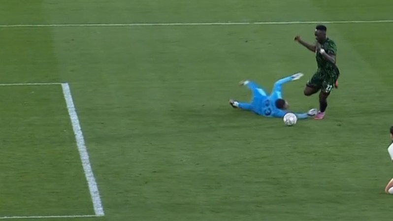 TouchlineX's tweet image. 📸 - AKOR ADAMS ABSOLUTELY COOKED LUCA ZIDANE THERE! 😳