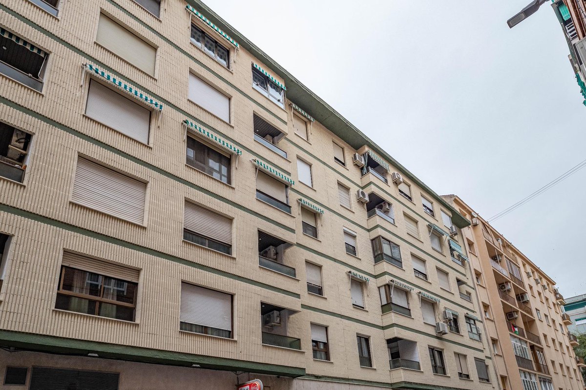 InHouseArmilla's tweet photo. ¡Rebajamos este piso de #Granada en 10.000€! 

¡Entra y míralo! 🧐👇

https://t.co/ZK79ofjaev https://t.co/aXkkZbljqg