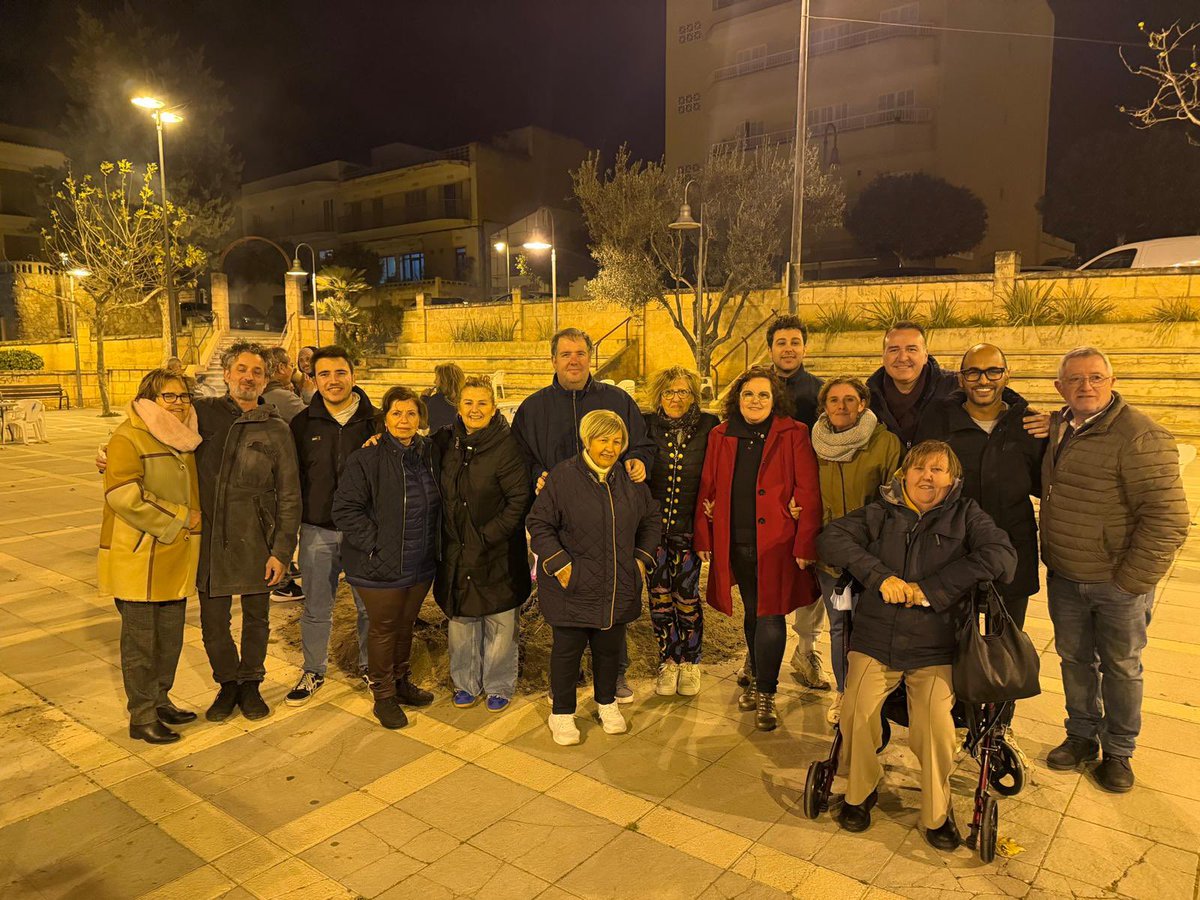 Ahir vespre, com marca la tradició, des del PSIB-PSOE d’Alcúdia vàrem celebrar el nostre fogueró 🔥

Bona companyia, rialles i ganes de compartir poble.

Gràcies a tothom que ho va fer possible! ❤️🌹