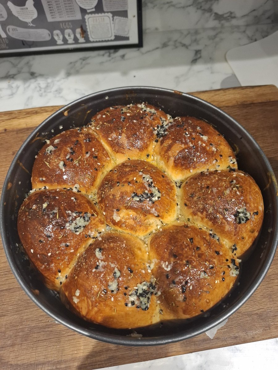 tomis2's tweet image. Cozonac sau milk bread?  Cu usturoi si susan!