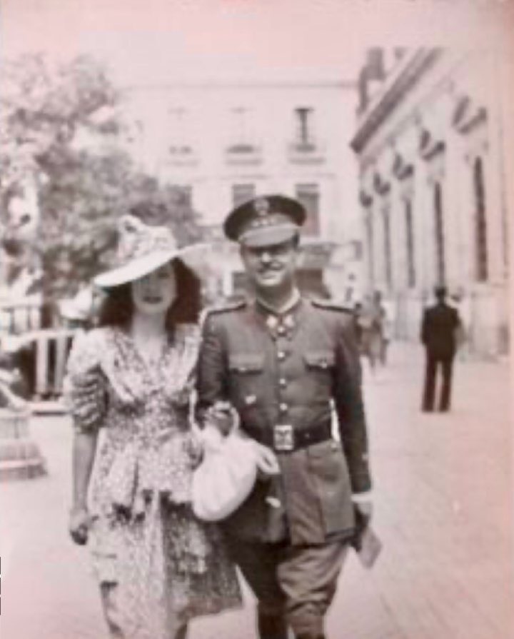 Garca1C's tweet photo. ¿Os acordáis cuando los militares iban de uniforme por la calle?
Cuando no era raro verlos pasear del brazo de sus hijos, acompañar a la familia o caminar junto a la esposa entre la gente, con paso firme y mirada serena.
Cuando el uniforme no separaba de la vida civil, sino que formaba parte de ella.
Aquellos hombres vestían el mismo uniforme con el que servían a España y con el que volvían a casa.
El mismo que llevaba orgullo, sacrificio y disciplina, pero también humanidad, familia y cotidiano.
Las calles los acogían como algo natural, porque lo eran.
Porque el Ejército no estaba al margen del pueblo, sino dentro de él.
Estas imágenes no son nostalgia vacía, son memoria.
Y la memoria recuerda que hubo un tiempo en el que el uniforme no se escondía…
porque no había nada que esconder.