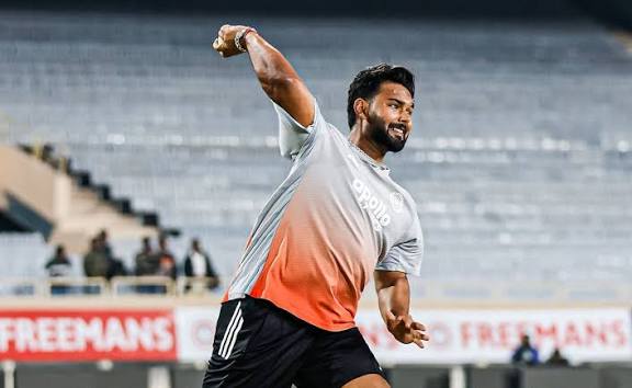 Breaking:-#RishabhPant has been ruled out of the New Zealand series after sustaining an injury during practice. The wicketkeeper-batter was seen wincing in pain after being struck just above the waist while batting against Indian throwdown specialists, following which he was
