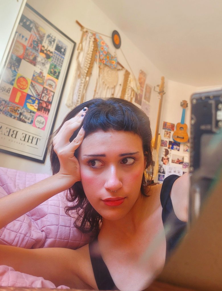 melmelira's tweet image. Ser gostosa está claramente na minha extensa lista de características positivas